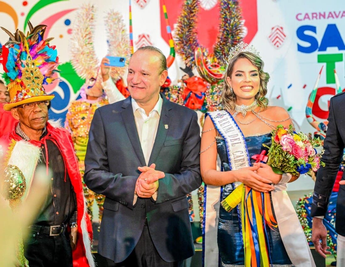 Stefany Guzmán es coronada Reina del Carnaval de Santiago 2026
