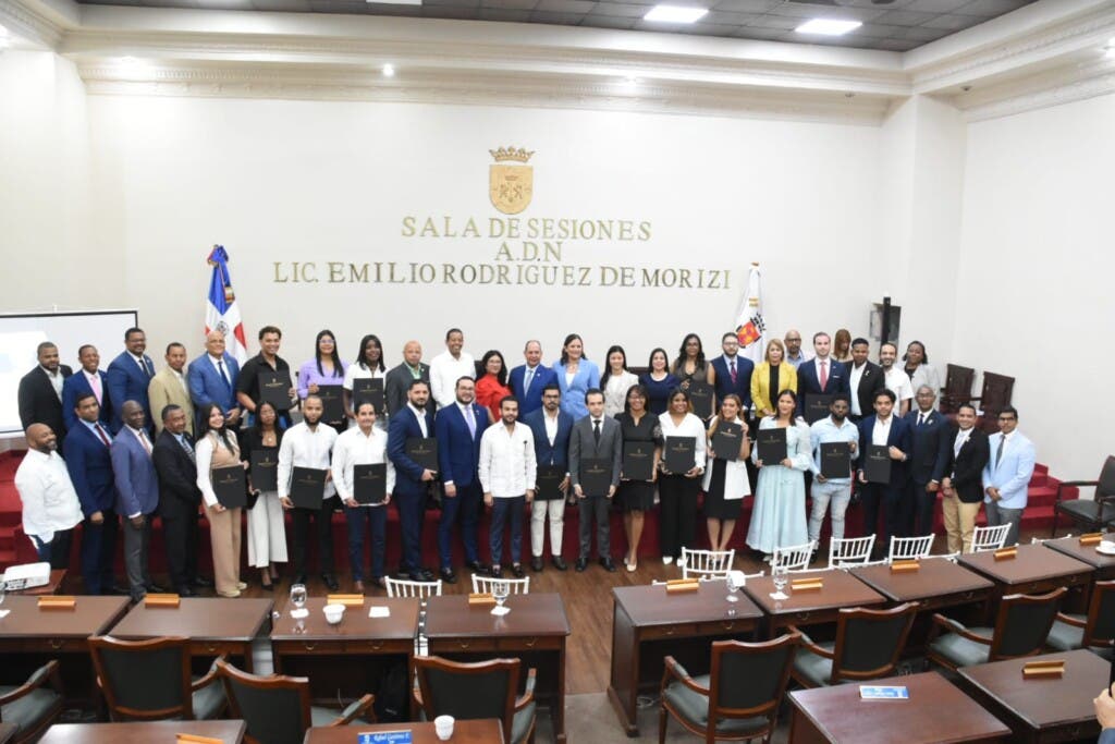 Concejo de Regidores del Distrito Nacional homenajea a jóvenes