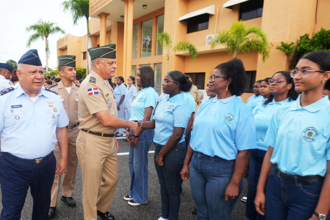 Ministro de Defensa afirma que las Escuelas Vocacionales impulsan la capacitación de jóvenes y adultos