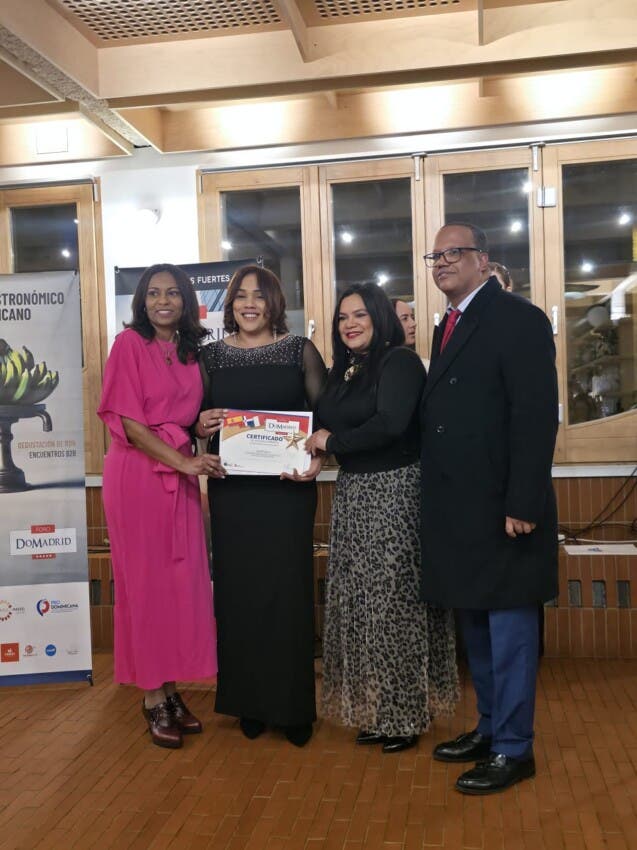 Festival RD Exquisita reconoce en Madrid a la periodista Sudelka García por su aporte a la promoción gastronómica y cultural