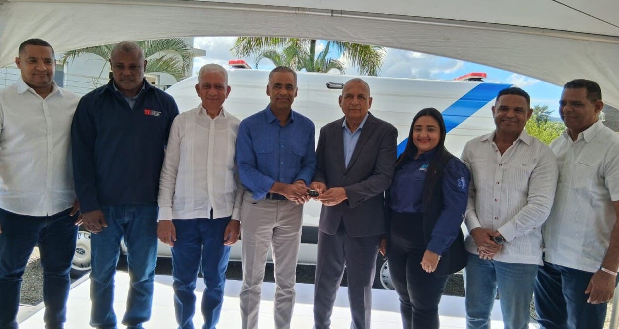 Zambrana recibe moderna ambulancia del Ministerio de Energía y Minas