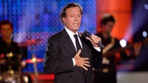 La Fiscalía española archiva denuncia por acoso contra Julio Iglesias por falta de competencia