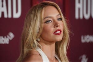 Sydney Sweeney podría enfrentar cargos por colgar sujetadores en el cartel de Hollywood