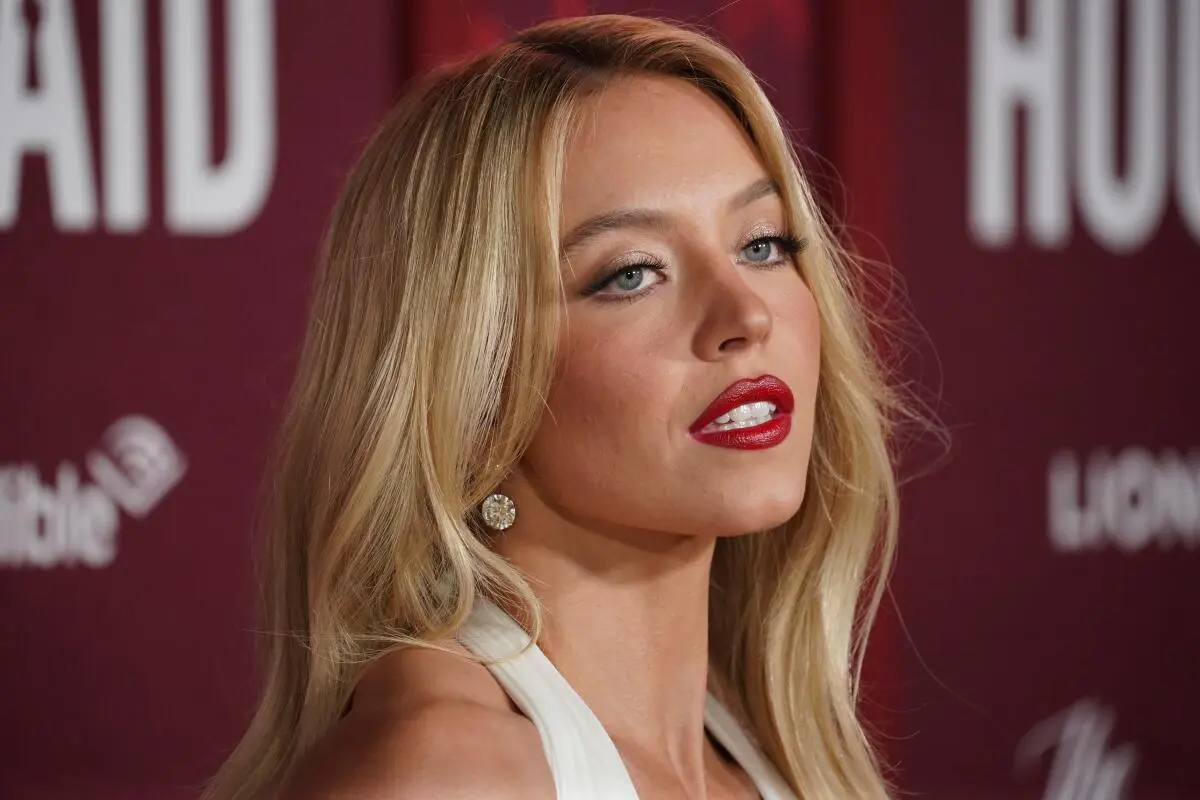 Sydney Sweeney podría enfrentar cargos por colgar sujetadores en el cartel de Hollywood