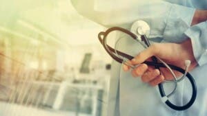 Dominicanos NY entre afectados por aumento costos en atención médica 2026