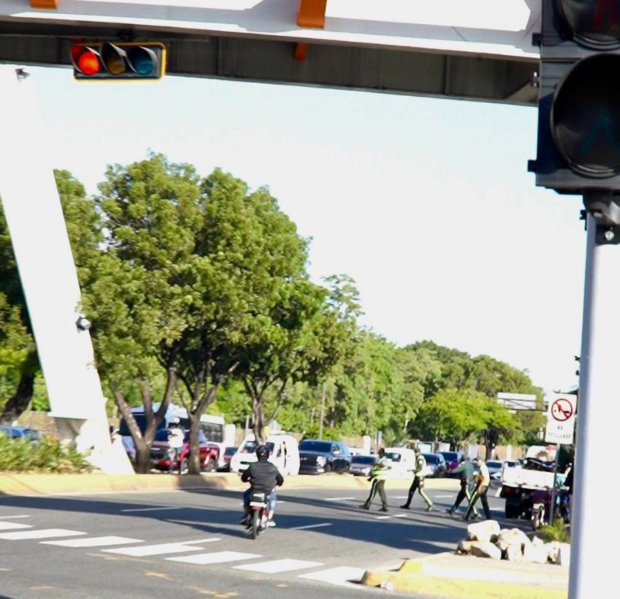 Digesett retiene 43 motocicletas por violar luz roja en el Distrito Nacional