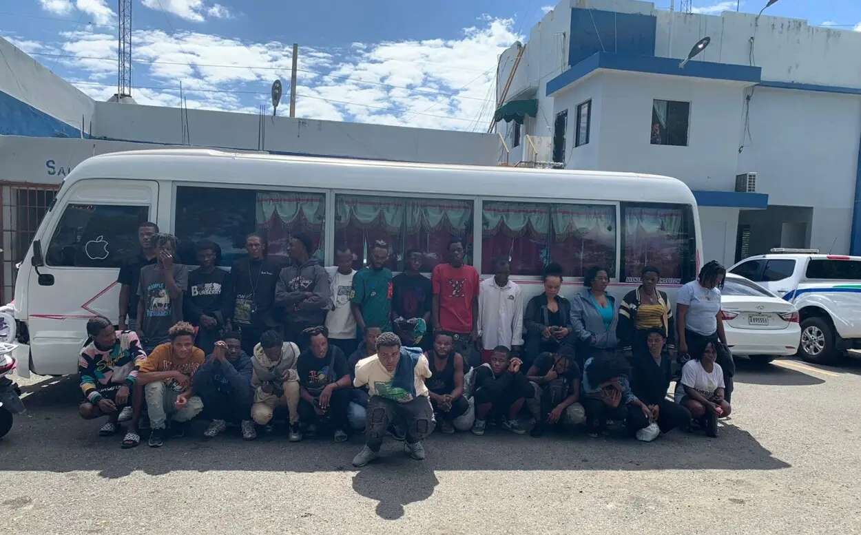 Policía intercepta minibús con 26 haitianos indocumentados en Baní