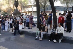 Suben a dos los fallecidos por sismo de 6,5 en Guerrero, sur de México