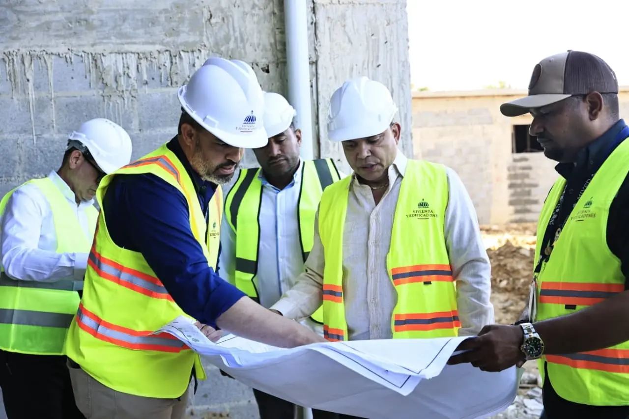 Landrón supervisa obras hospitalarias en Azua y San Cristóbal