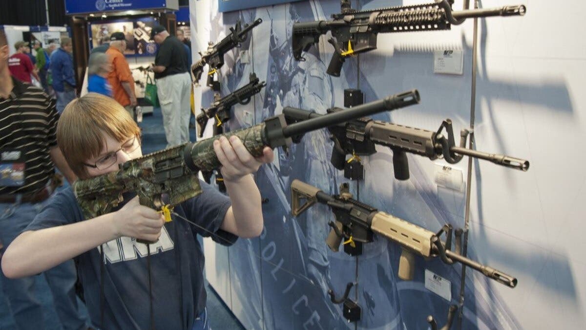Avanza en Florida ley para bajar a 18 años la edad mínima para comprar rifles y escopetas