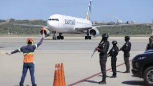 Venezuela recibe primer avión con migrantes deportados por EEUU desde la captura de Maduro