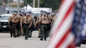 Autoridades migratorias de EE.UU. detienen a más de 70.000 personas, un número récord