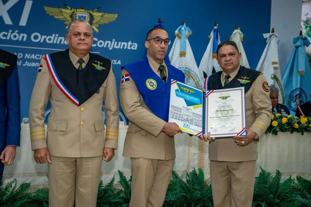 Ministerio de Defensa y UNADE celebran XXI graduación con 383 nuevos egresados