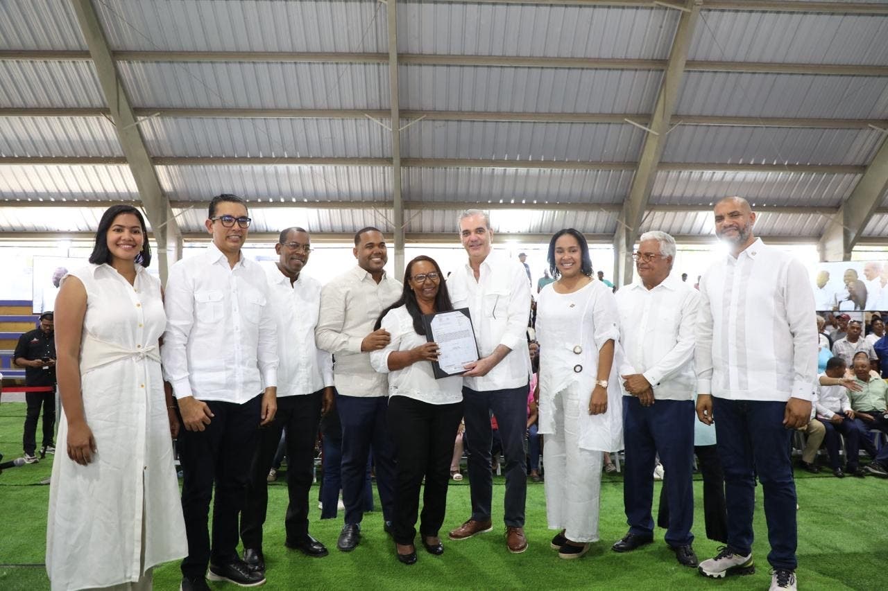 Abinader entrega 517 títulos de propiedad en Neiba