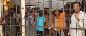 OIM asiste a 221 migrantes rescatados de un centro subterráneo ilegal en Libia