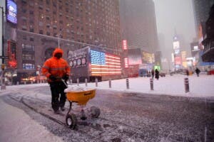 Millones de estadounidenses continuarán bajo peligrosa ola de frío este fin de semana