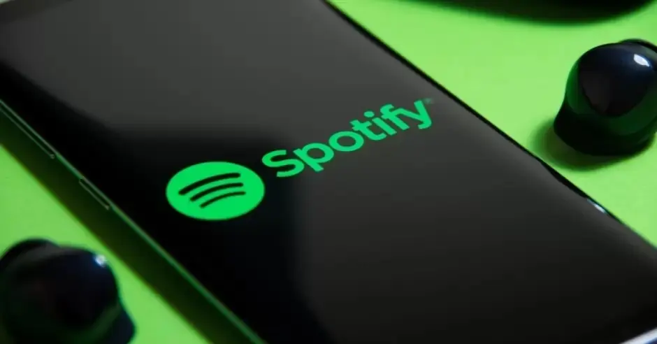 Ciberdelincuentes usan sitios web vulnerables para clonar Spotify y robar datos en Latinoamérica