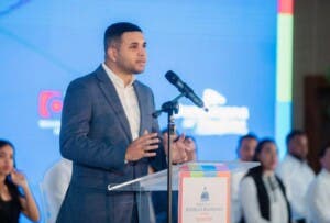 Ministro Carlos Valdés destaca impacto del Premio Nacional de la Juventud en su trayectoria