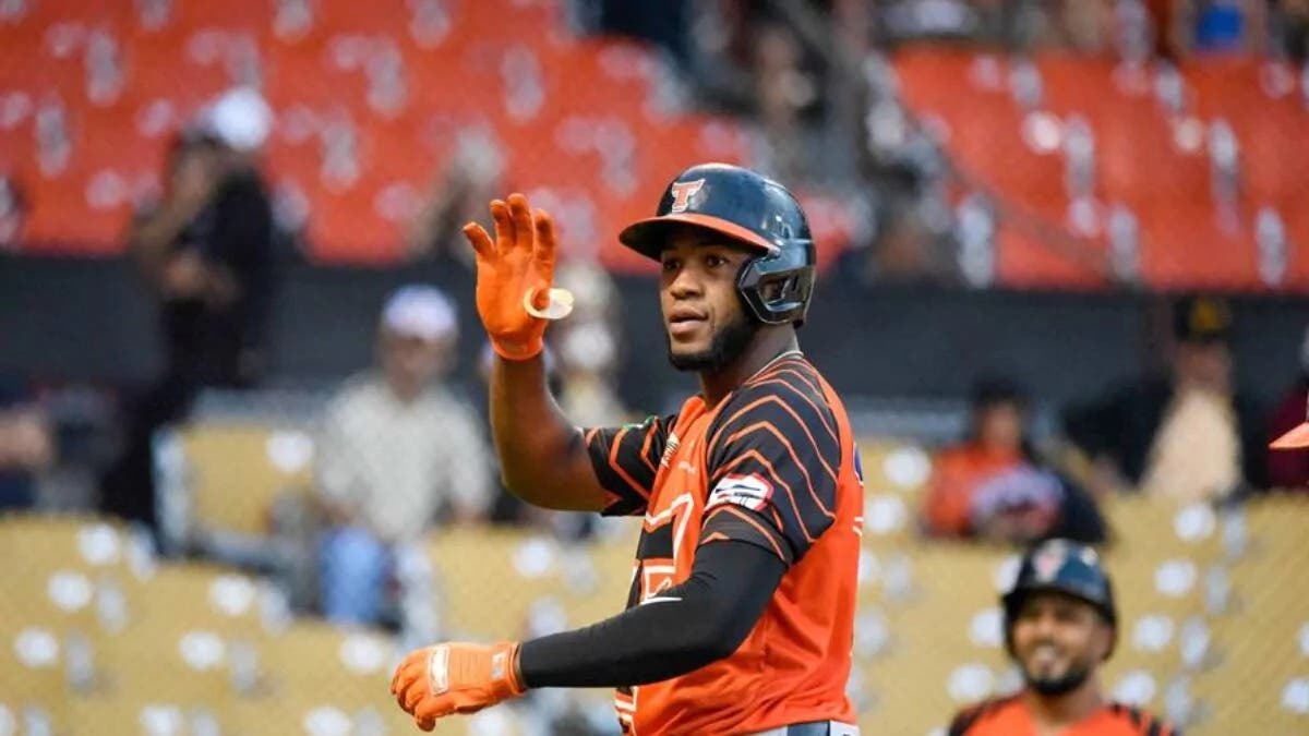 Bryan de la Cruz recibe premio de Jugador Más Valioso en béisbol dominicano