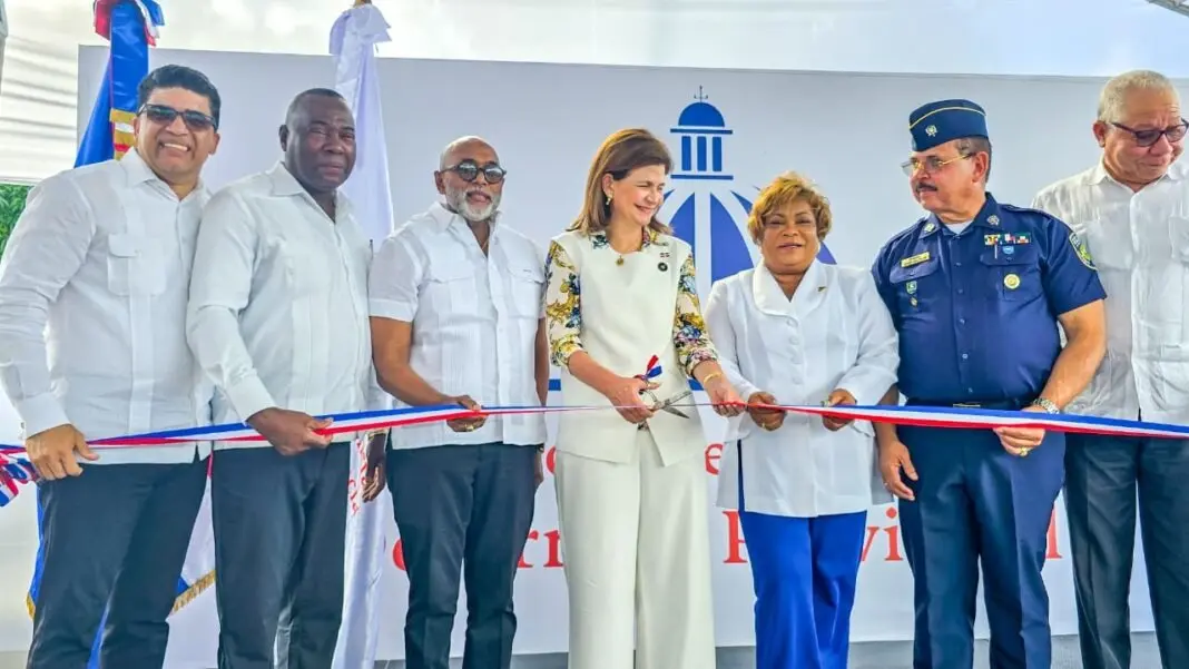 Vicepresidenta Raquel Peña encabeza entrega de estación policial remozada en La Caleta