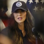 Redadas, escándalos y un avión de $70 millones: la crisis que tumbó a Kristi Noem