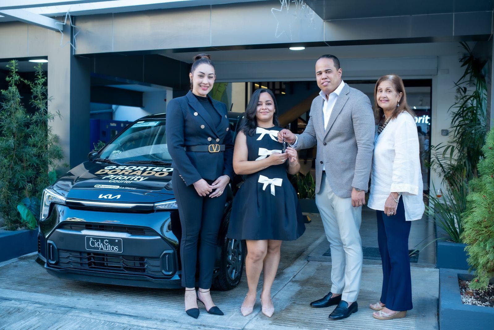 Entregan automóvil a ganadora de sorteo Dorado 2025