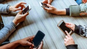 ADP propone regulación de redes sociales en escuelas