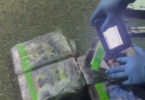 Arrestan hombre con cinco paquetes de presunta cocaína y arma de fuego