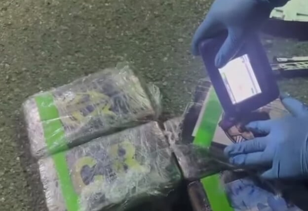 Arrestan hombre con cinco paquetes de presunta cocaína y arma de fuego