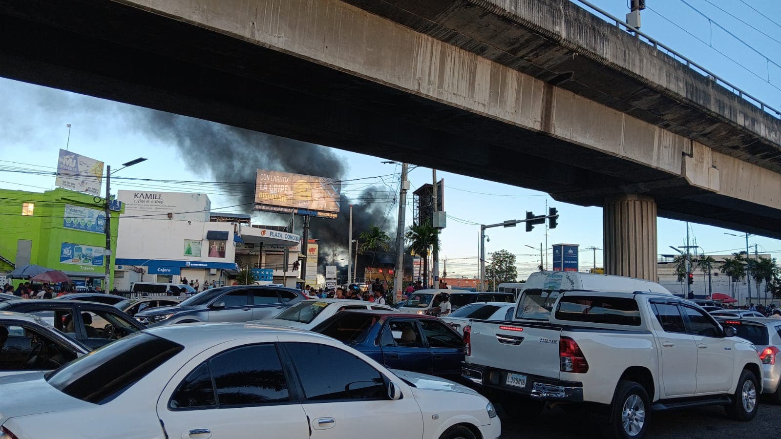 Incendio afecta mueblería L&R Comercial en Villa Mella