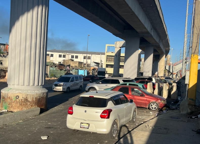 La marginal de la autopista Duarte en su lado izquierdo está siendo usado como parqueo./Foto Jorge González