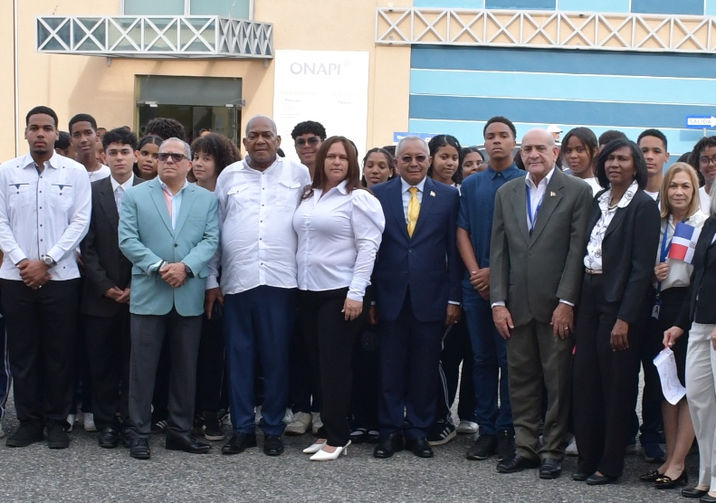 Estudiantes rinden homenaje a la Independencia Nacional en ceremonia de ONAPI