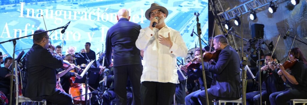 Pavel Núñez durante su actuación en la inauguración del anfiteatro de la Ciudad Juan Bosch, junto  la Filarmónica de Santo Domingo, dirigida por Amaury Sánchez.
