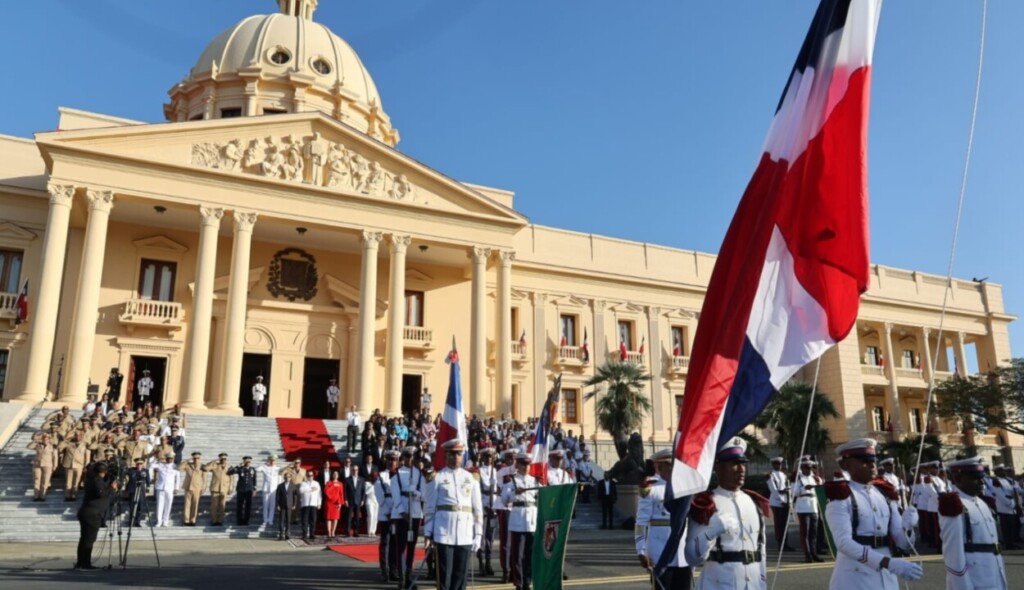 Miembros de la Guardia Presidencial realizan esta mañana una parada militar en la explanada frontal de la Casa de Gobierno en ocasión de los actos de celebración del Mes de la Patria. La solemne ceremonia fue encabezada por el presidente Luis Abinader, la primera dama Raquel Arbaje, la vice Raquel Peña,  así como funcionarios civiles,  altos jefes  militares, colaboradores e invitados especiales./Foto Guillermo Burgos
