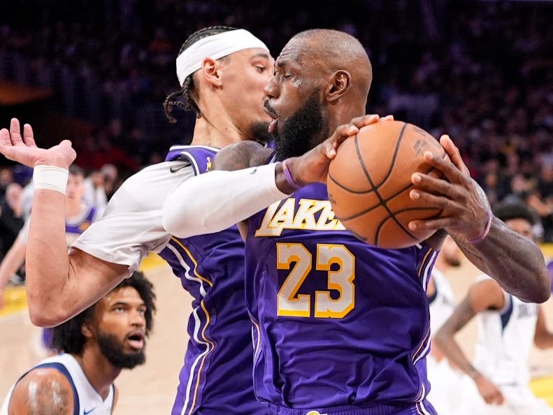 LeBron James logra un triple-doble en victoria de Lakers