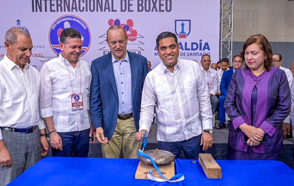 El ministro de Deportes, Kelvin Cruz, realiza el campanazo de honor, y desde la izquierda Garibaldy Bautista, presidente del COD; Rafael Cruz, director de Proindustria; Ulises Rodríguez, alcalde de Santiago y Ángela Jáquez, viceministra de Interior y Policía.