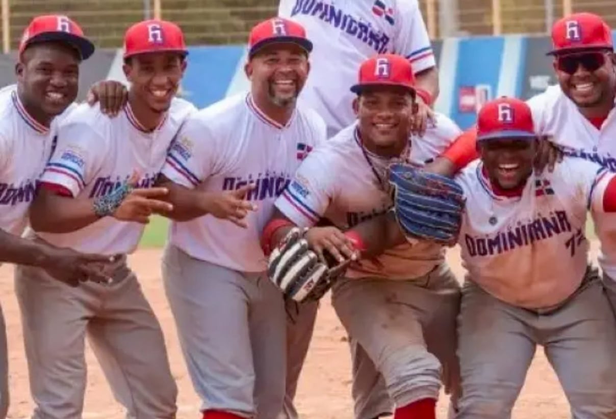 El seleccionado dominicano de softbol masculino venció a Canadá y Cuba para clasificar a los Juegos Panamericanos de  Lima, Perú.