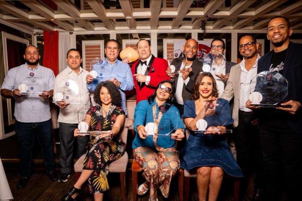 Desde la izquierda; Mike Rodríguez, Manuel Díaz, José Antonio Mena, Franklin Mirabal, José Luis Montilla, Joel Torres, John Carmona, Marcos Nivar y Yohanna Núñez, Adelaida Hernández y Laura Bonnelly durante el reconocimiento de la Academia La Javilla, celebrado el pasado sábado.