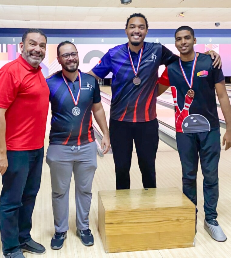 Francis Soto entrega sus medallas a Héctor Rodríguez (plata), Michael Martínez (oro) y Hamlet Flores, bronce.