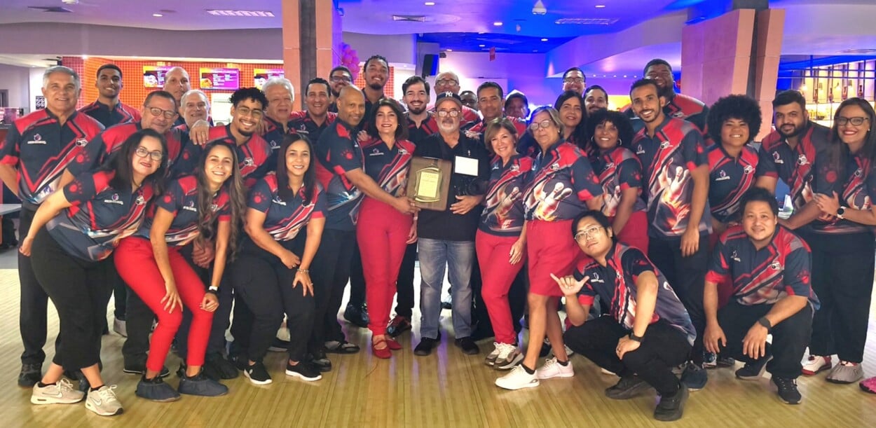 Manolito Jiménez reconocido en boliche por la Liga Julio de la Rocha