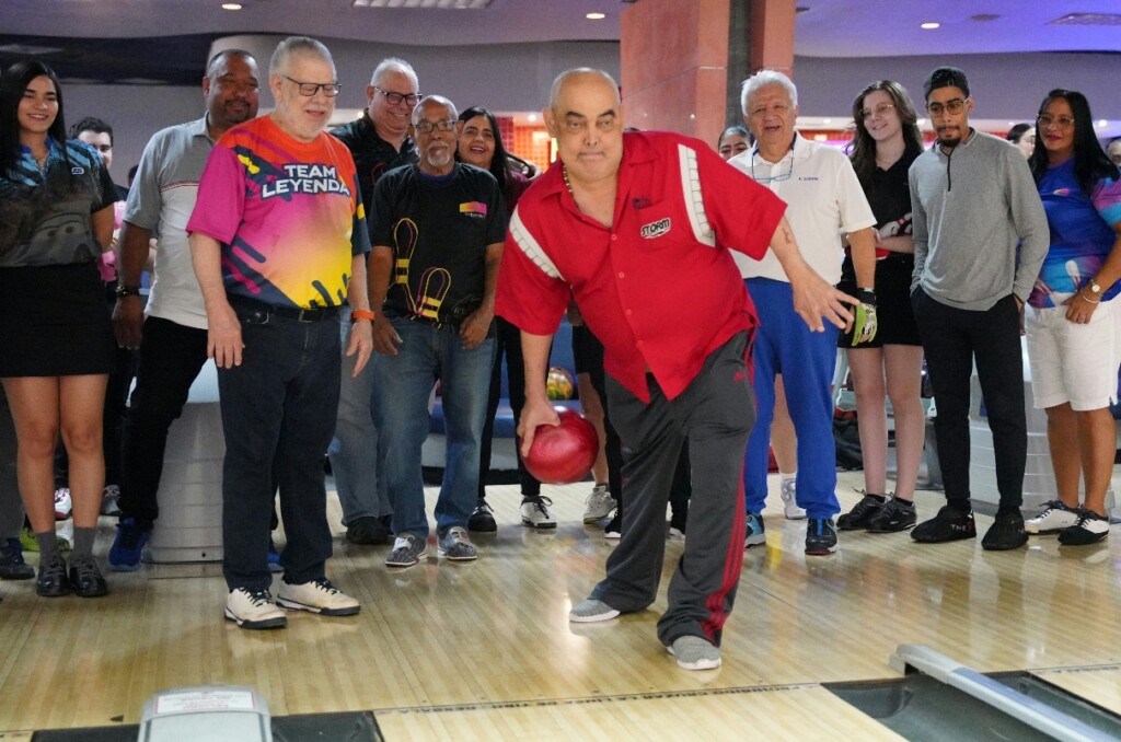 El veterano  jugador y entrenador, Gregory Morín, realiza el saque de honor en el torneo de boliche “Amistad”.