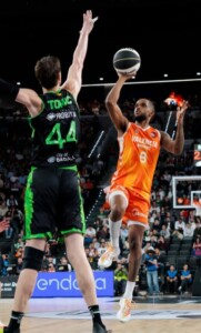 Montero pone al Valencia a soñar en Copa del Rey