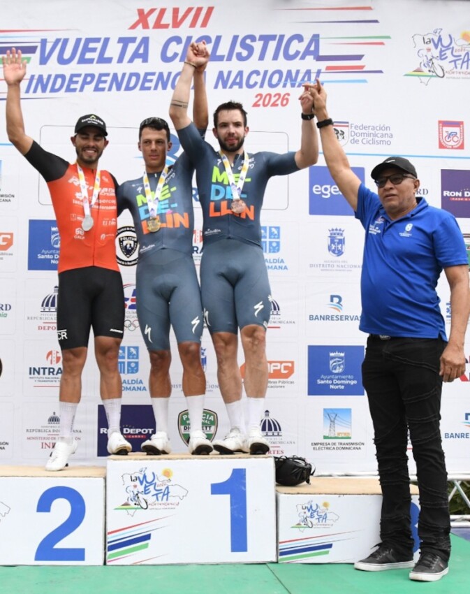 Ramón Sánchez premia a los tres primeros lugares de la segunda etapa. En el centro, el ganador Wilmer Paredes, acompañado de Jason Huertas y Alvaro Reyes.