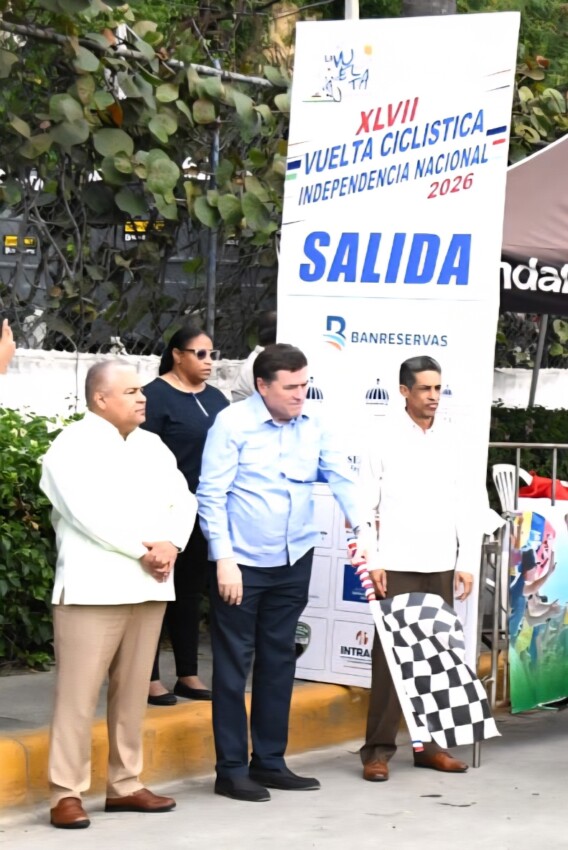 Armando Rodríguez, ejecutivo de la empresa Seaboard, en el banderazo de salida junto a Fernando Geraldino y Jorge Blas Díaz, presidente de la Federación de Ciclismo.