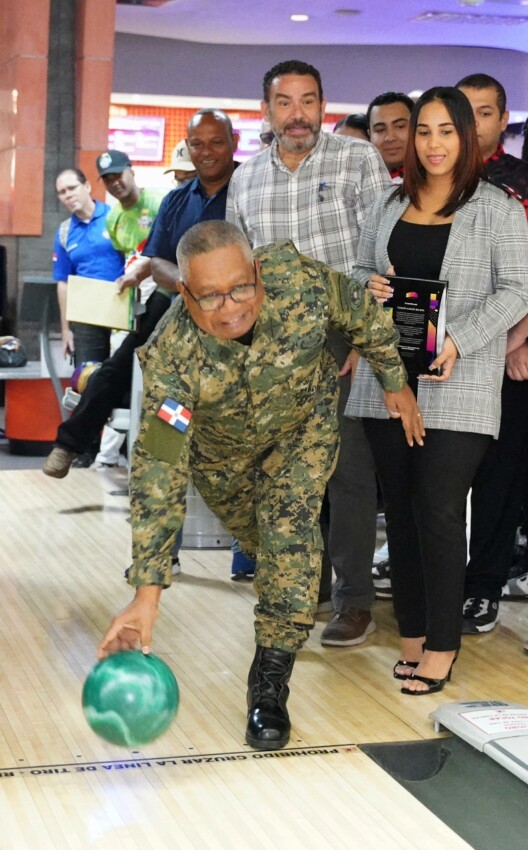 El general Raúl Mora Hernández  realiza el saque de honor.