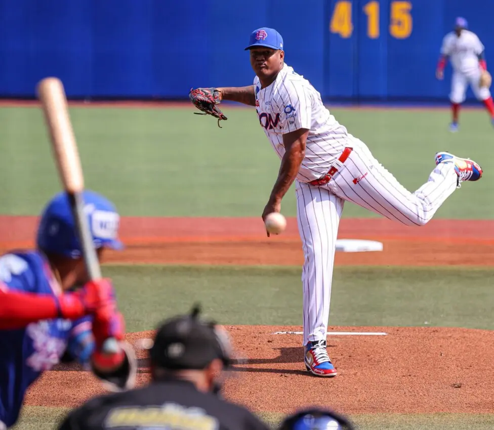 Enny Romero vence proceso gripal y demuestra su veteranía en una actuación determinante