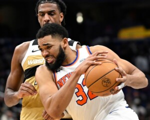 Anthony Towns anota 19 y toma 14 rebotes en 26 minutos