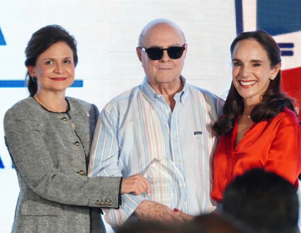 La vicepresidenta de la República Dominicana,  Raquel Peña y Janet Rivera, gestora de Fedofutbol, entregan reconocimiento especial al expresidente  Hipólito Mejía.