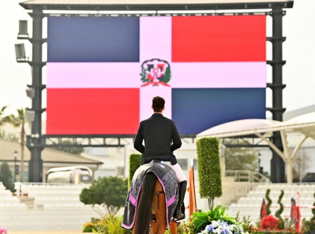 José Bancalari observa
la bandera dominicana antes del llamado para iniciar su recorrido.