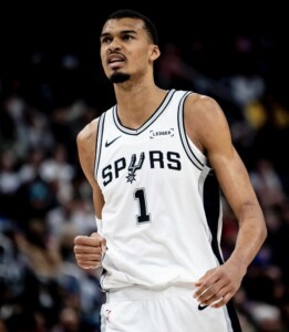 Los Spurs superan 114-103 a los Pistons